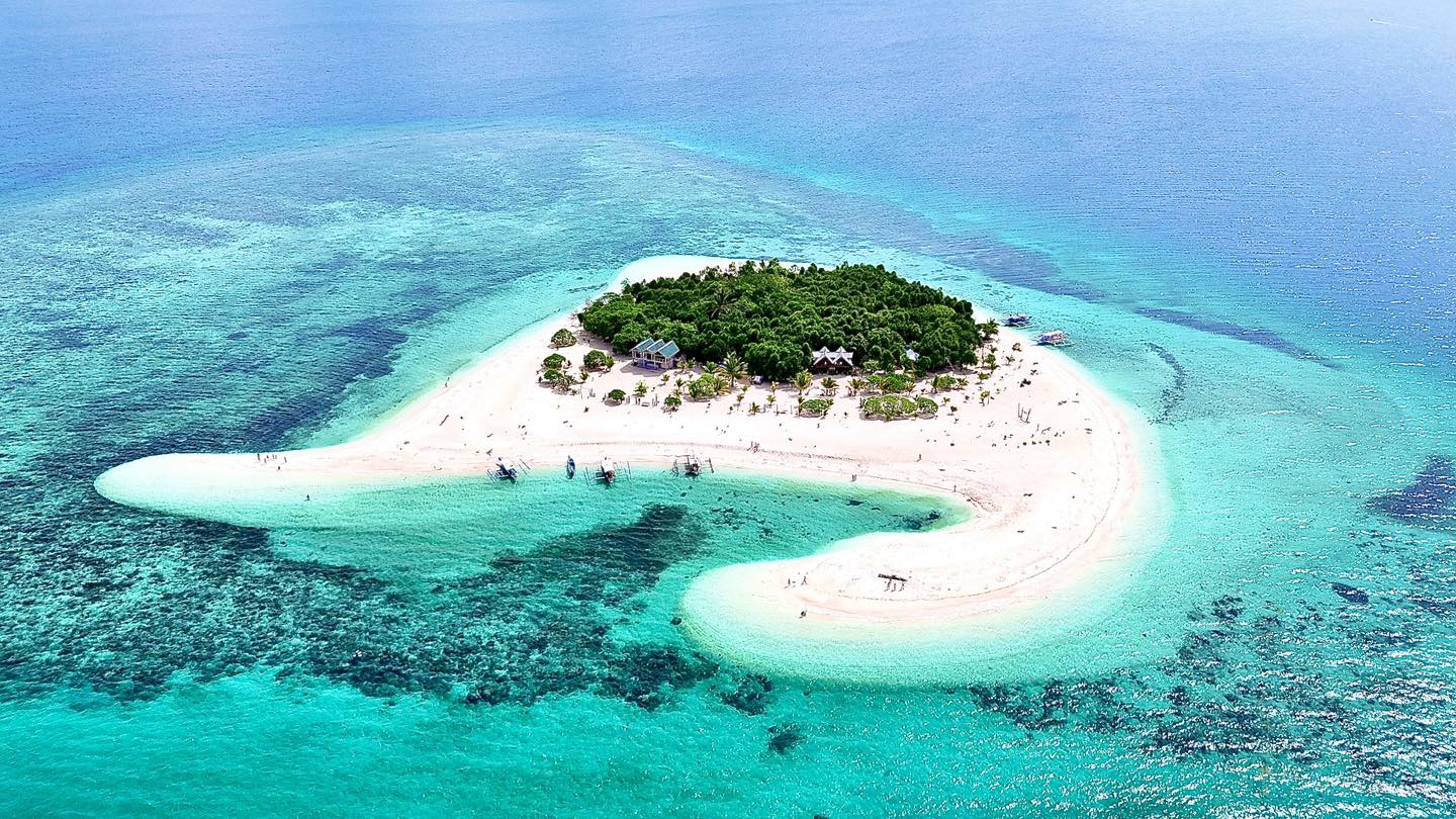 Aerial view of Balabac islands on the Kamp Malaya island-hopping tour